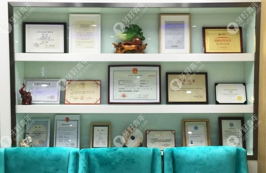 医院有面墙专放的荣誉证书