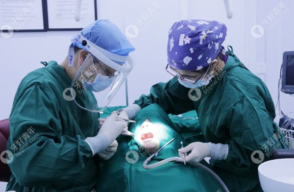 廖医生正在进行种植牙手术