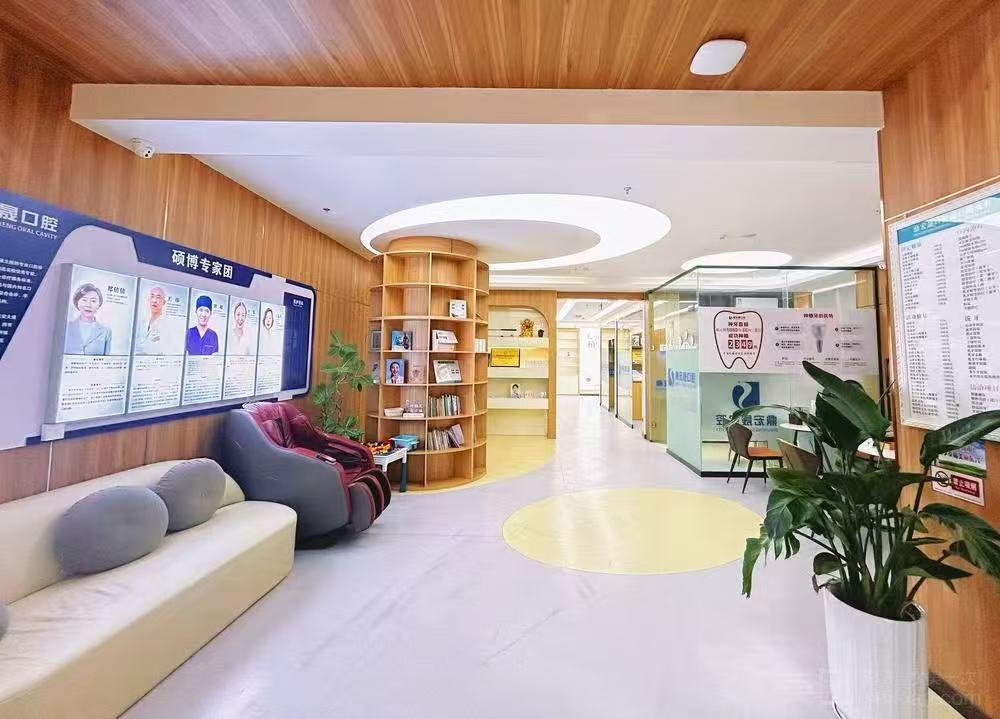 内江鼎宏晟口腔连锁品牌的6位医生覆盖3家分店(资源共享的核心)