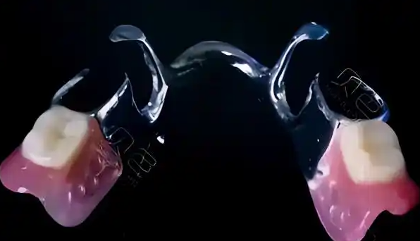 纯钛义齿和吸附性义齿哪个好？牙床条件好选纯钛义齿，全口无牙选吸附性义齿