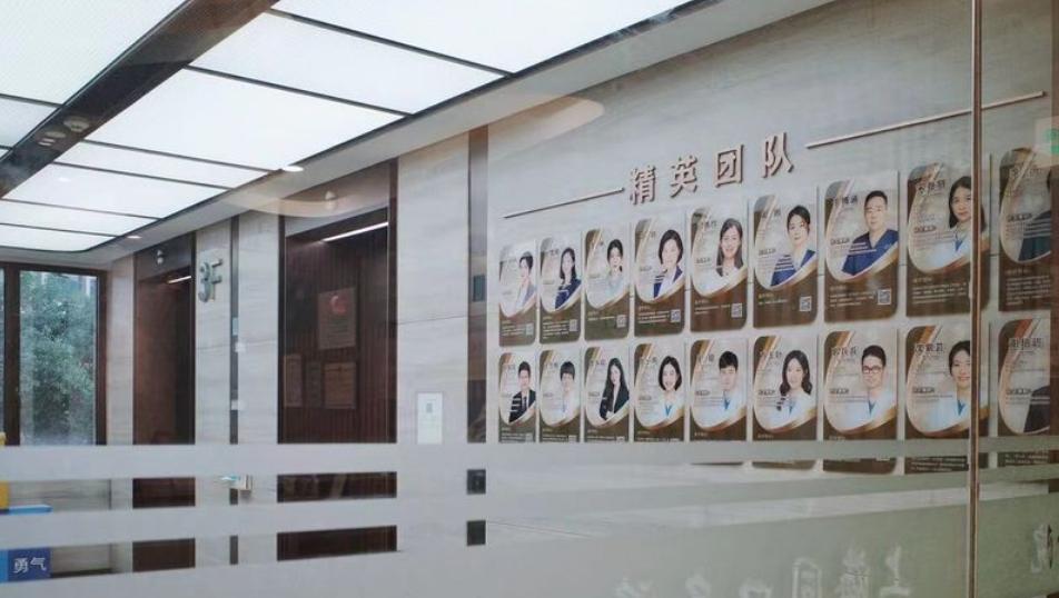 上海同口名雅口腔价格表出炉!种植牙1980元起/活动义齿800元起,正规私立牙科值得信赖