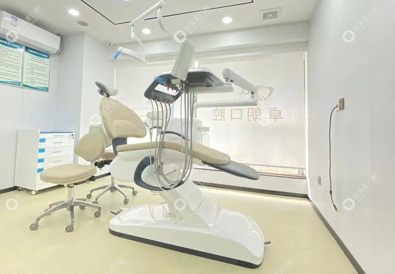 區(qū)位優(yōu)越，便捷可達(dá) 卓朗艾美口腔診所坐落于南山區(qū)粵海街道麻