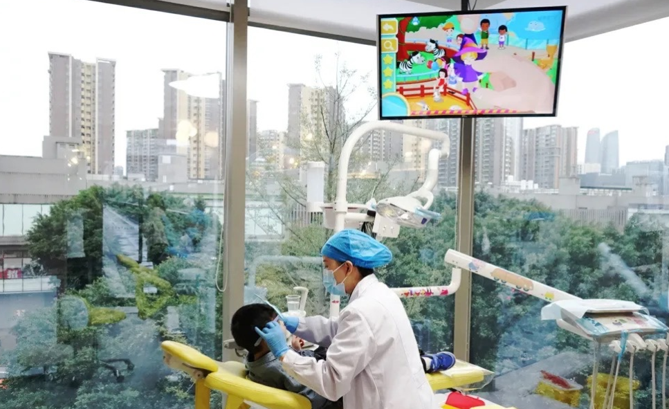 成都高新心呈海博口腔医生团队：哪些医生能做ebrace舌侧矫正？