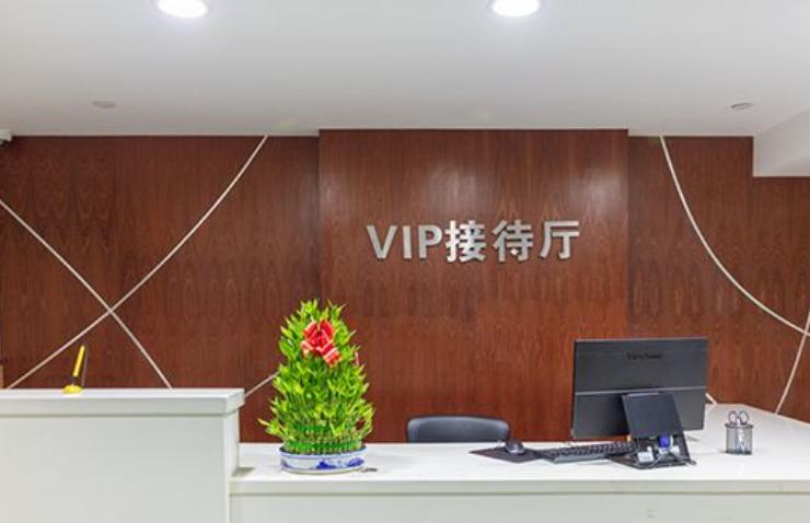 上海摩爾口腔七莘路店地址1318號(hào)強(qiáng)勁大廈7樓,地鐵12號(hào)線(xiàn)“七莘路”站3號(hào)口出站,向南步行約500米