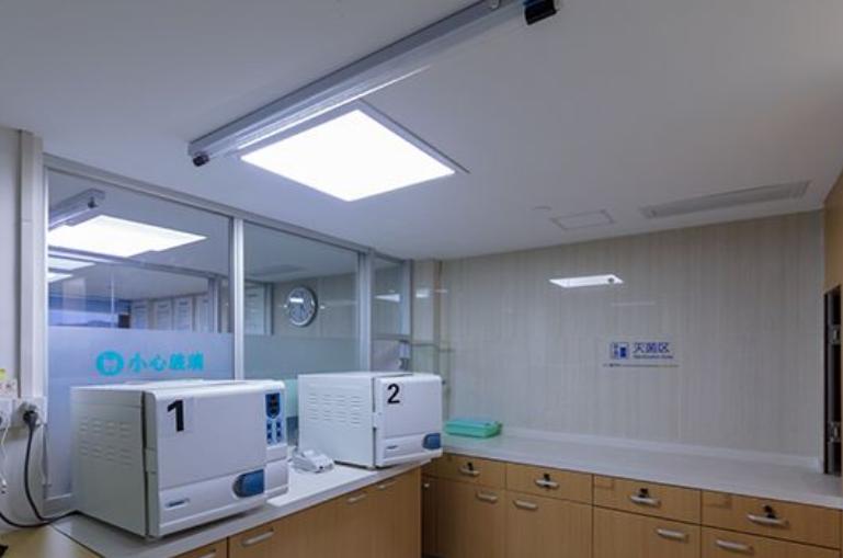 上海摩爾口腔七莘路店地址1318號(hào)強(qiáng)勁大廈7樓,地鐵12號(hào)線(xiàn)“七莘路”站3號(hào)口出站,向南步行約500米