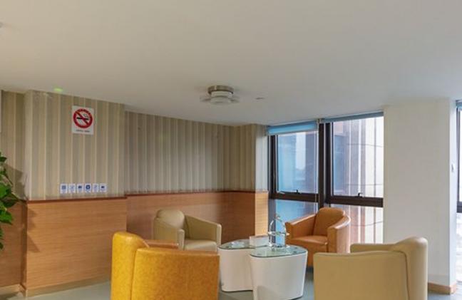 上海摩爾口腔七莘路店地址1318號(hào)強(qiáng)勁大廈7樓,地鐵12號(hào)線(xiàn)“七莘路”站3號(hào)口出站,向南步行約500米