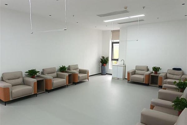 清遠(yuǎn)中泰口腔收費(fèi)價(jià)目表公開！種牙2580元起/矯正16000+，對(duì)比中大/粵北口腔誰(shuí)更值