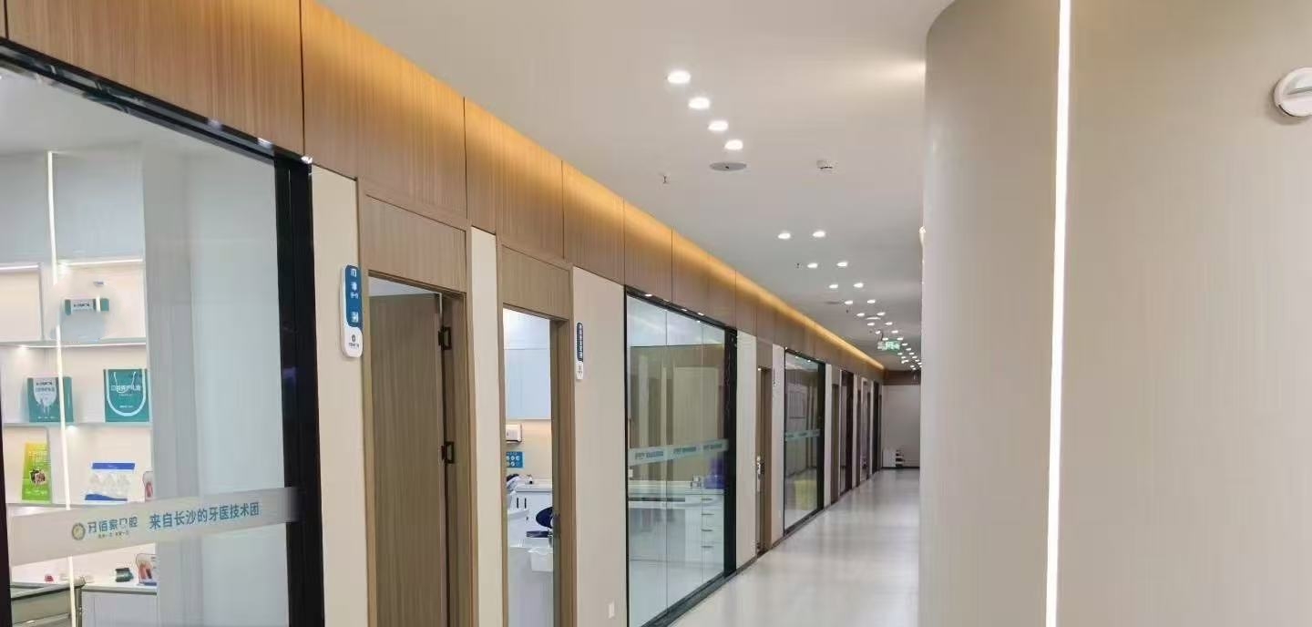 新宁牙佰家口腔诊所收费标准参考:补牙/矫正/种植价格透明化