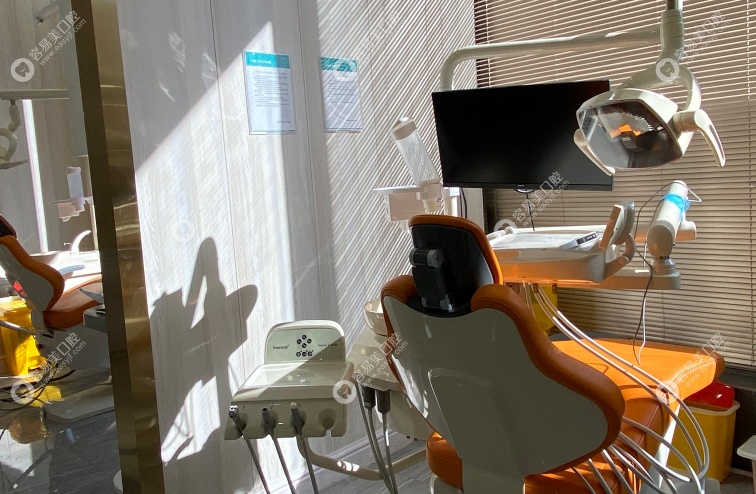 医生团队与设备