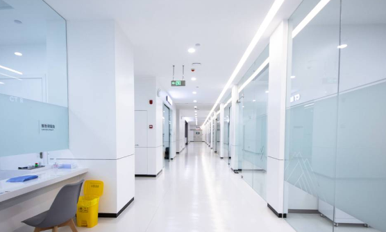 柳州德立口腔医院收费标准：补牙180/根管350/矫正8k起/洗牙299起