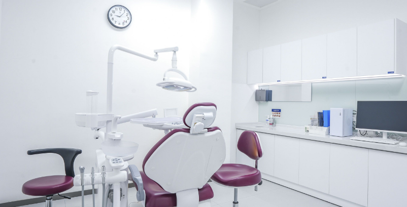 西安双宝口腔和中诺口腔哪个好？追求性价比选双宝，种牙选中诺口腔