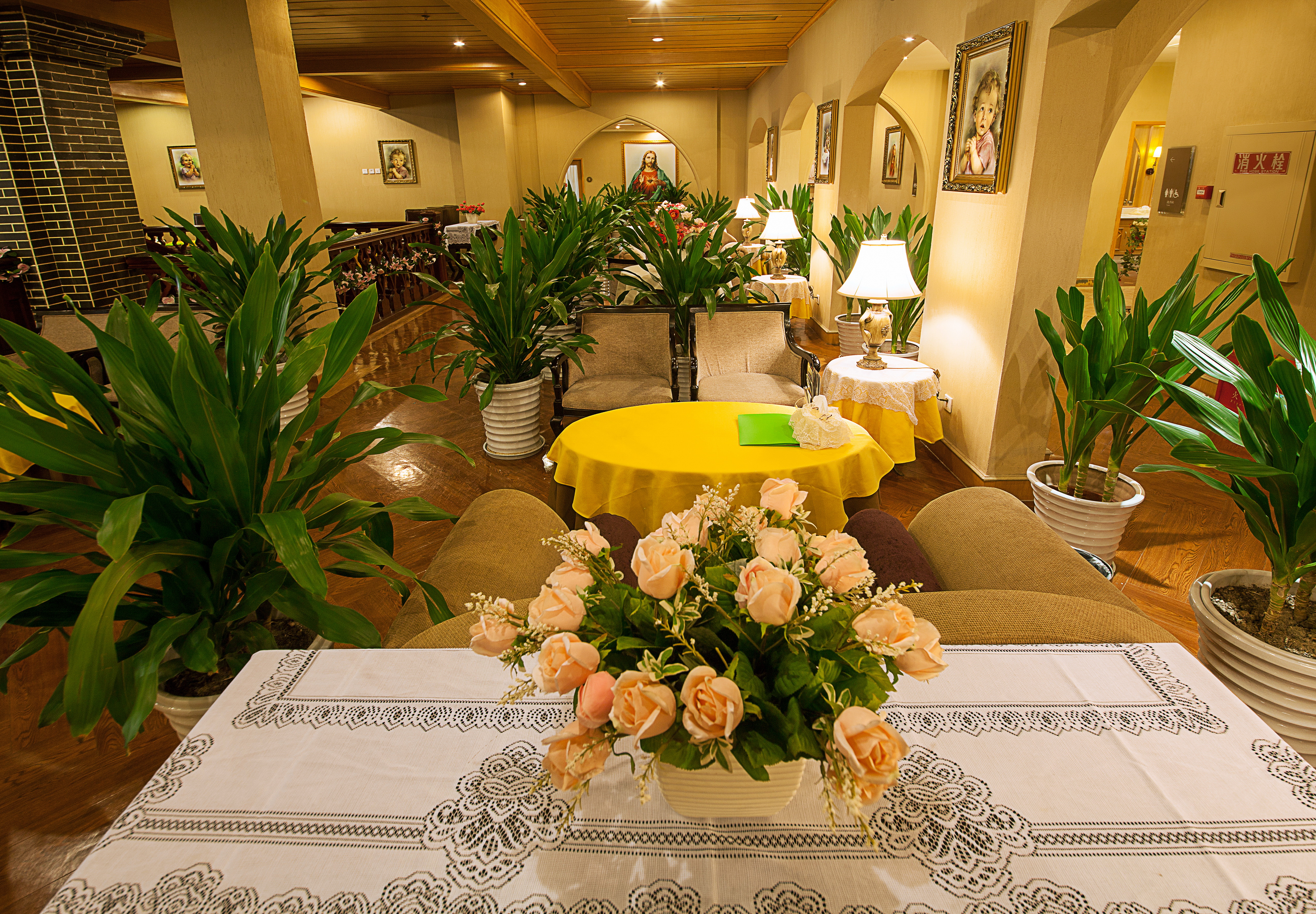 成都高新靖雅亚非口腔门诊部基本信息:双楠店/高新店电话+医生资质全解析